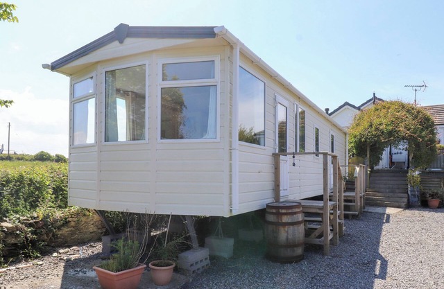 THE LODGE, pet friendly, country holiday cottage in Amlwch
