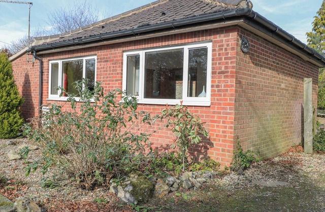 THE LODGE, romantic, country holiday cottage in Coltishall