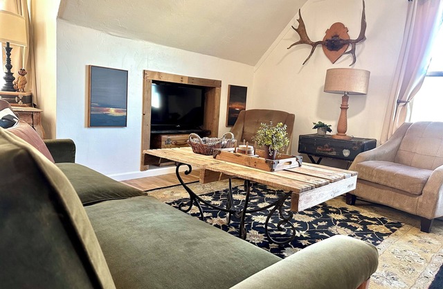 “𝚃𝚑𝚎 𝙻𝚘𝚏𝚝“ in Burley. Quiet and Reliable Wifi. Suite #3