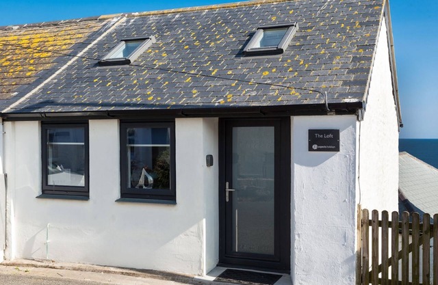 THE LOFT, pet friendly, country holiday cottage in Porthleven
