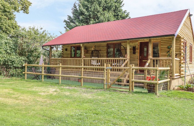 THE LOG CABIN, pet friendly, character holiday cottage in Brandon