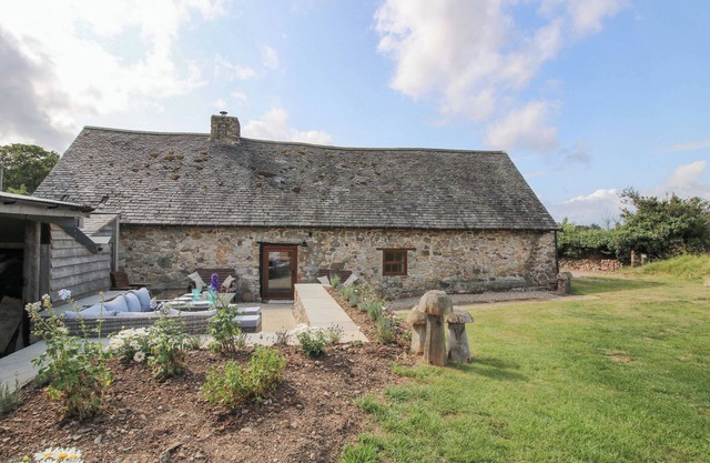 THE LONG HOUSE, pet friendly, character holiday cottage in Trefonen
