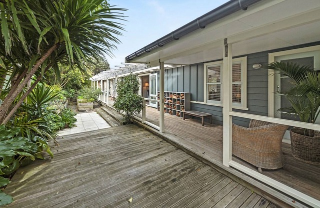 The Long House - Waikanae Holiday Home