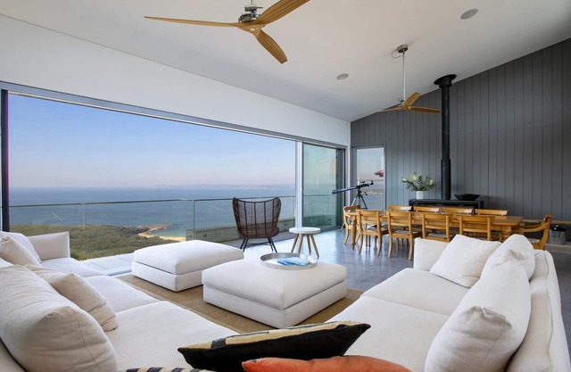 The Lookout @ Killcare - 4 bedroom architecturally designed house with amazing ocean and bush views