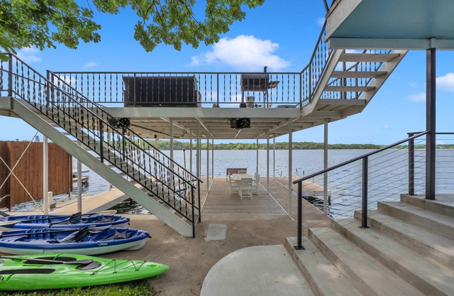 The Lookout- Lakefront w/2 Kitchens, Dock, Views