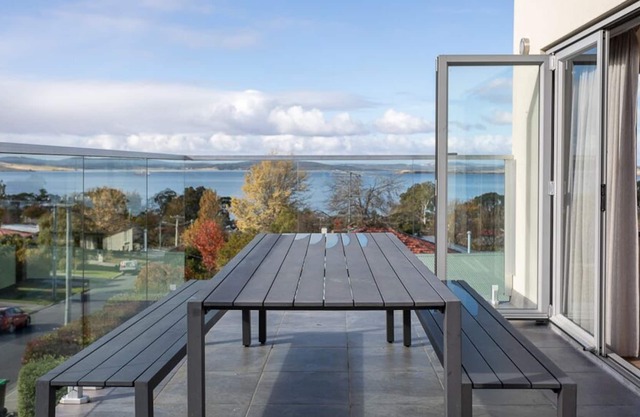 The Lookout - spacious, modern, group retreat