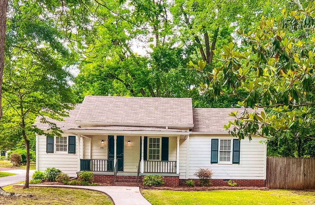 The Lotus Cottage 1 bed 1 bath, walking distance to shopping and dining