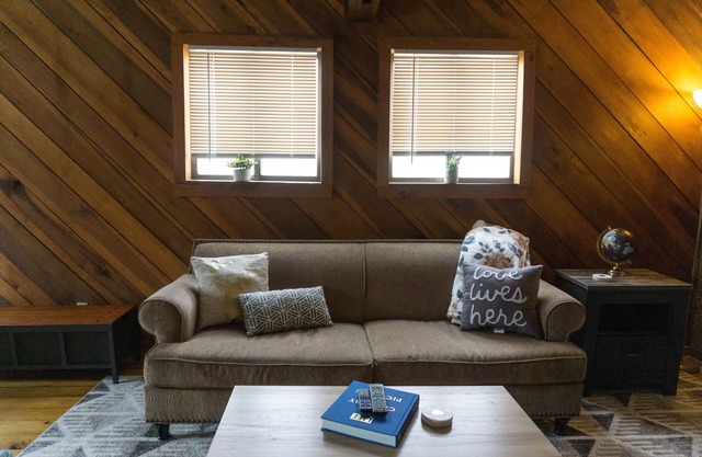 The Love Cottage in Harpers Ferry by the lake!