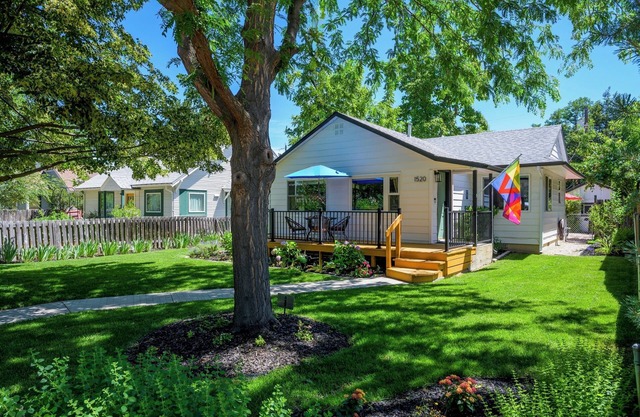 The Love Shack! Great Location-Close to BSU & Downtown, 9 mins to the Airport!
