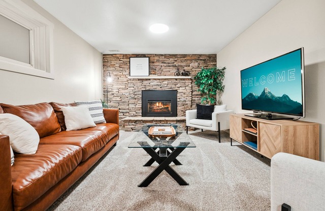 The Lower Luxe ~ Private Backyard Oasis ~ Hot Tub ~ Fire-Pit ~ Centrally Located