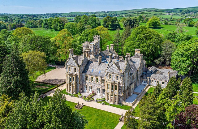 THE LUCY SUITE STONE CROSS MANSION, family friendly in Ulverston