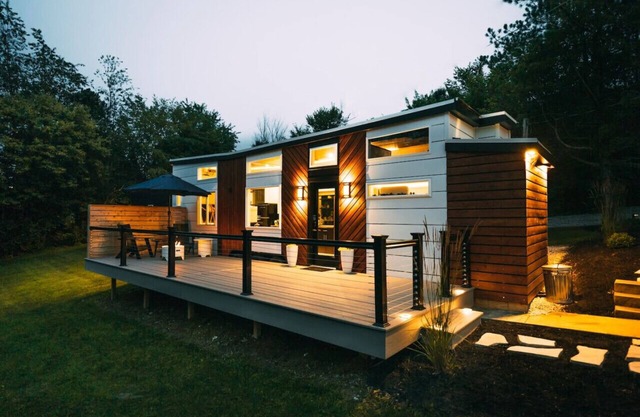 The Lux - tiny home w/jacuzzi in Berlin