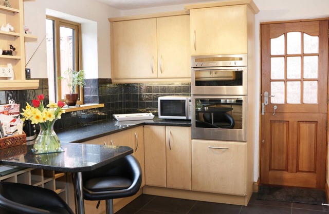 THE LYMES, pet friendly, with a garden in Shrewsbury