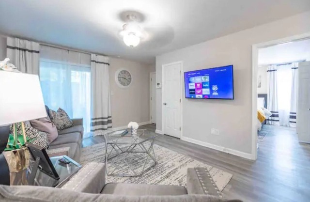 "The Magnolia" 2 QN BD/2BA/2Workstations/Fast WiFi