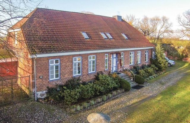 The manor house, built around 1800, was divided into several vacation apartments in the course of a