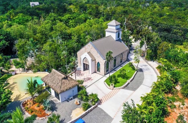 The Mastic Chapel LUXE Cottage w/Pool on North Side