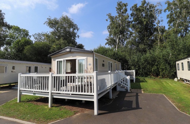 THE MEADOWS 45, family friendly, with hot tub in Tattershall