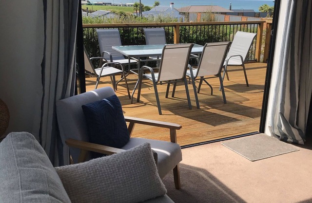 The Mermaid Beach House at Kaka Point- Sunny, private, family friendly bach