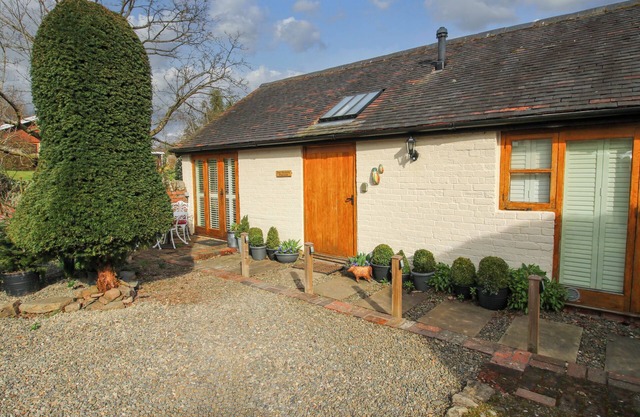 THE MILKING PARLOUR, romantic, luxury holiday cottage in Yarpole