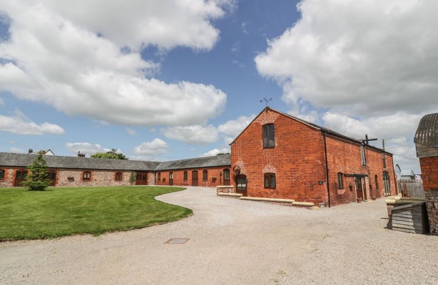 THE MILL HOUSE, family friendly, luxury holiday cottage in Alberbury