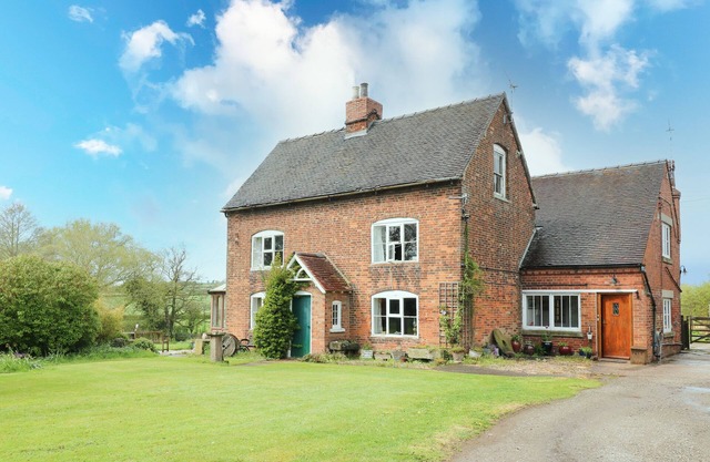 THE MILL WHEEL, romantic, character holiday cottage in Doveridge