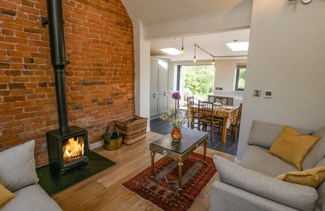 THE MISSION ROOM, family friendly, with open fire in Malpas
