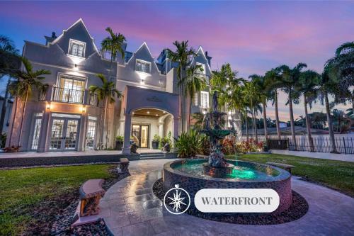 The Modern Castle Canal View Access Rooftop Living Greenhouse VlLLAS