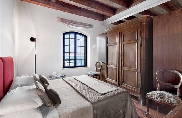 THE MOLINO APARTMENT (In the famous Molino Stucky palace. With canal view)