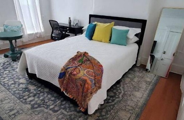 The Monroe Queen Bedroom Suite- Entire Unit