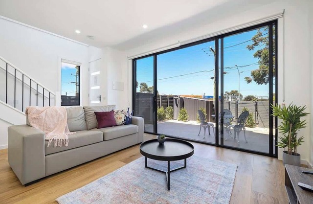 The Moorabbin Townhouse - Comfortable & Accessible
