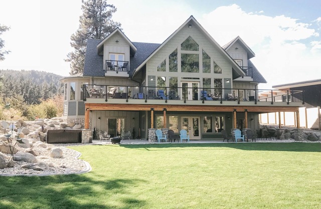 The Moose River House - Spacious Riverfront Home/Close to town/Heated Pool
