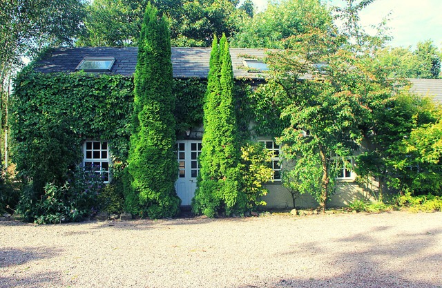 The Mount Hillary - Charming 2-bedroom/3-bed apartment at The Courtyard Mallow