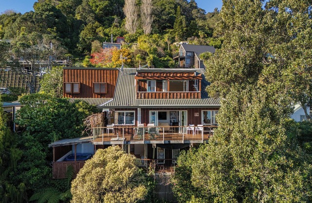 The Mount Paku Bach - Tairua Holiday Home