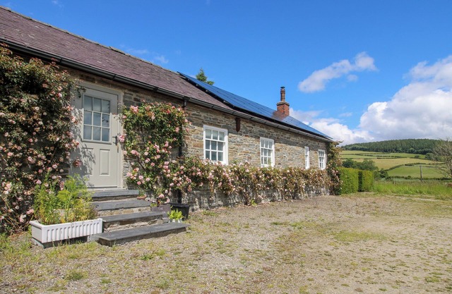 THE MYTTON AT MILL BARN, pet friendly, with open fire in Clun