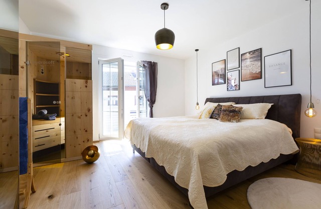 The new lifestyle suite on Lake Chiemsee: With a mountain view, 2 "en-suite" baths, sauna!