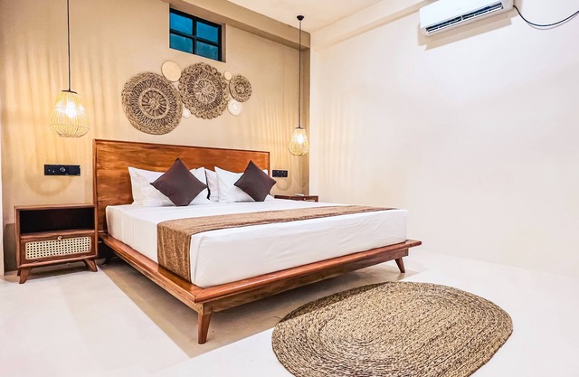 The Neylipz Cozy villa with 65" flat TV with PS5, outdoor Jacuzzi and Kitchen