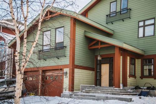 The Niven Lake Retreat