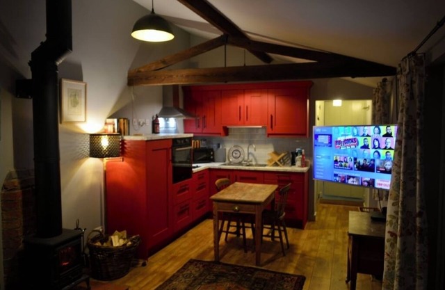 The Nook, a luxurious barn, only 10 minutes walk into the village, pet friendly!