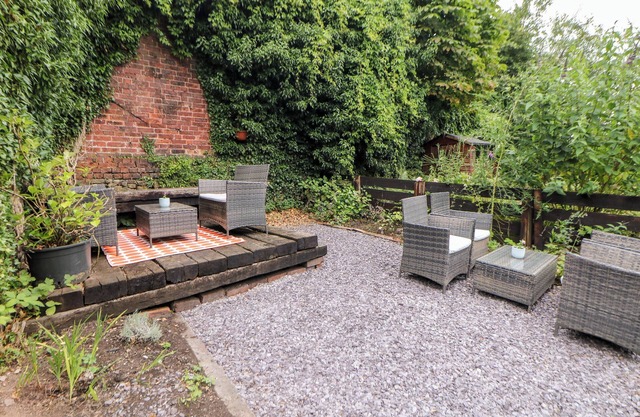 THE NOOK, family friendly, character holiday cottage in Leek
