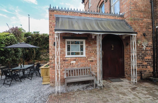 THE NOOK, pet friendly, character holiday cottage in Whitchurch