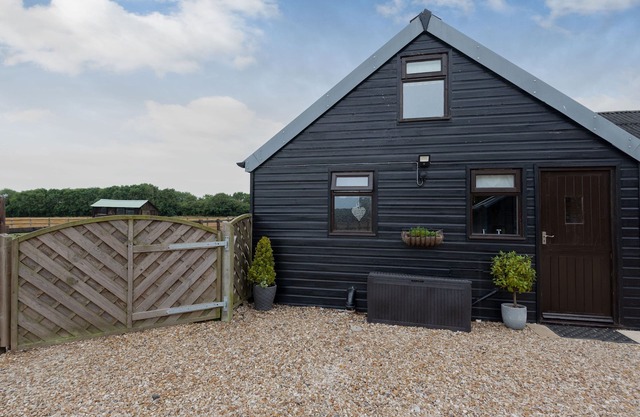 THE NOOK, pet friendly, with a garden in Louth