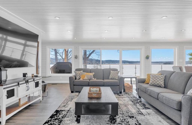 The North Shore - Waterfront Cottage