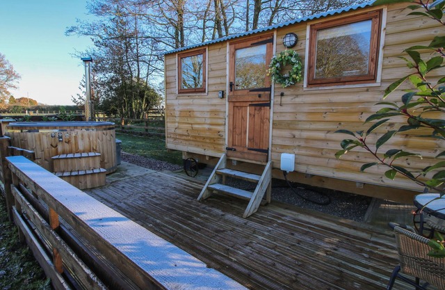 THE OAK HUT, pet friendly, with hot tub in Whitchurch