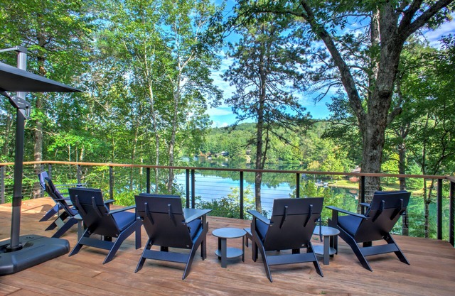The Oak Lake House on Wanteska | Secluded Lakeferont Property