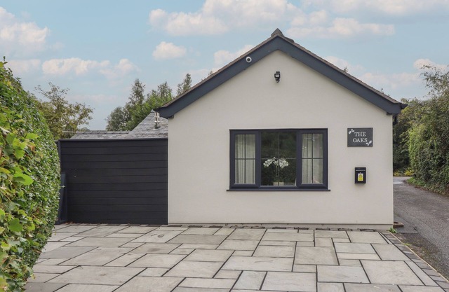 THE OAKS, pet friendly, luxury holiday cottage in Llangollen