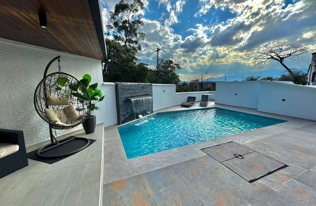 The Oasis Eden 4 Bedroom Mansion Exotic Pool 5 min from Provenza,GUEST FRIENDLY.