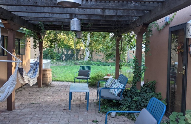The Oasis: Guesthouse w/Lush Shared Yard & Hot Tub- Great Location!