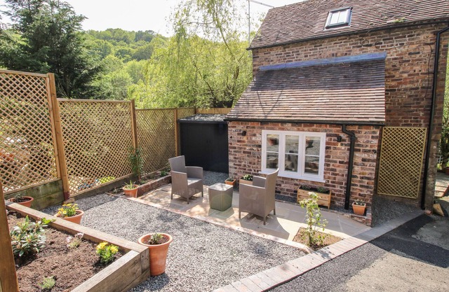 THE OFFICE, romantic, with a garden in Ironbridge