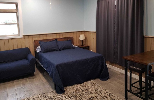 "The Office" Studio - Close to Beach, Dock slip included