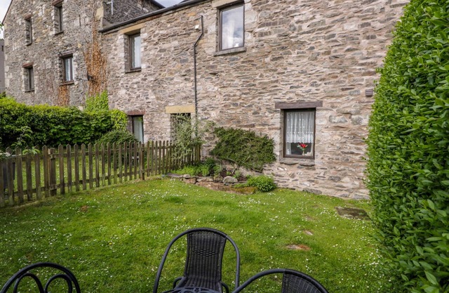 THE OLD APPLE BARN, pet friendly, with a garden in Lindale
